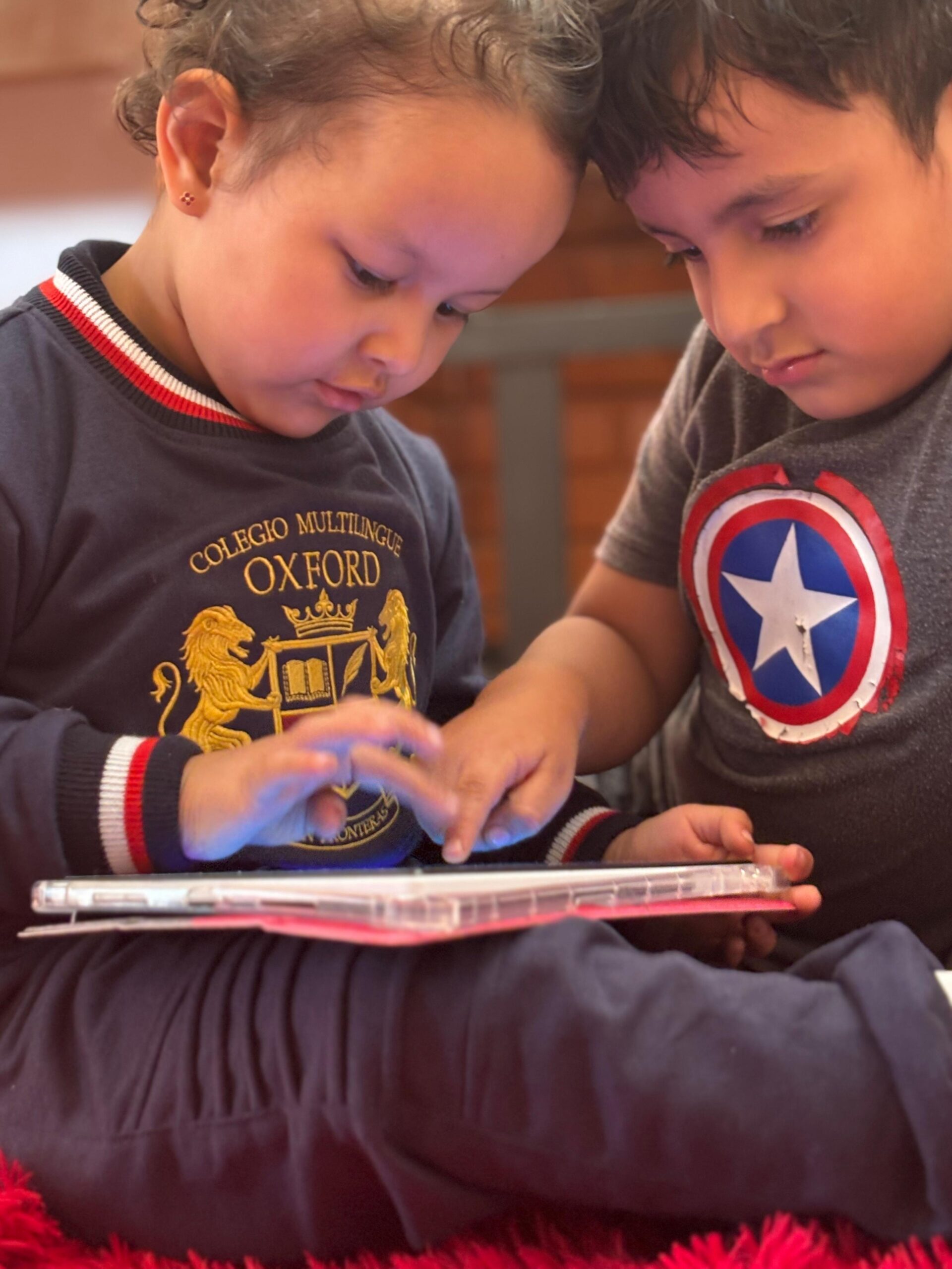 Estudiantes sonriendo en una clase colaborativa del Colegio Multilingüe Oxford